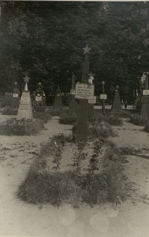 Фотография: Воинское захоронение гв. Старший лейтенанта Лазарчука Трофима Самойловича