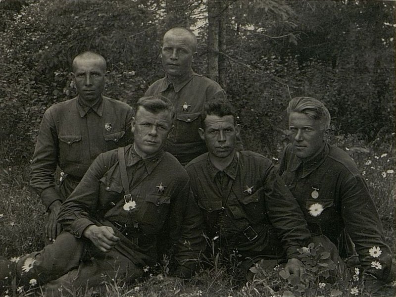 Фотография: Орденоносцы батальона. Сидят в первом ряду. Слева направо лейтенант Копылов. младший лейтенант Пряхин, замполит Кабанов. Второй ряд. красноармеец Бердников., (орден. Красной знамени) красноарм. Машин.