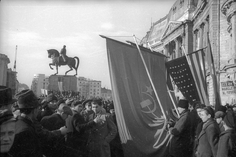 Demonstrators greet the first government of new Romania