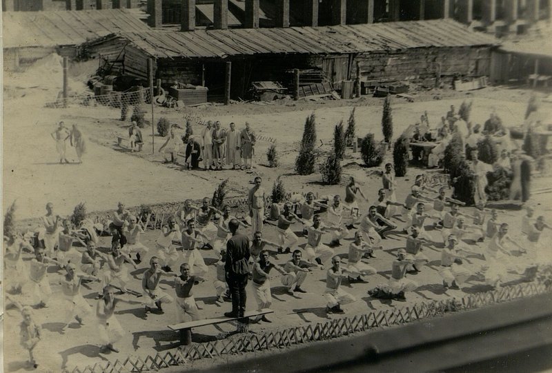 Фотография: Урок гигиенической гимнастики на площадке госпиталя