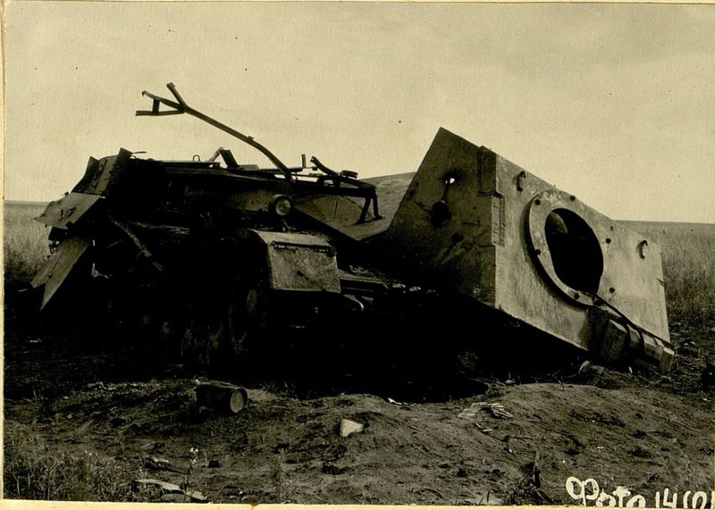 Фотография: Результат прямого попадания 152 мм снаряда