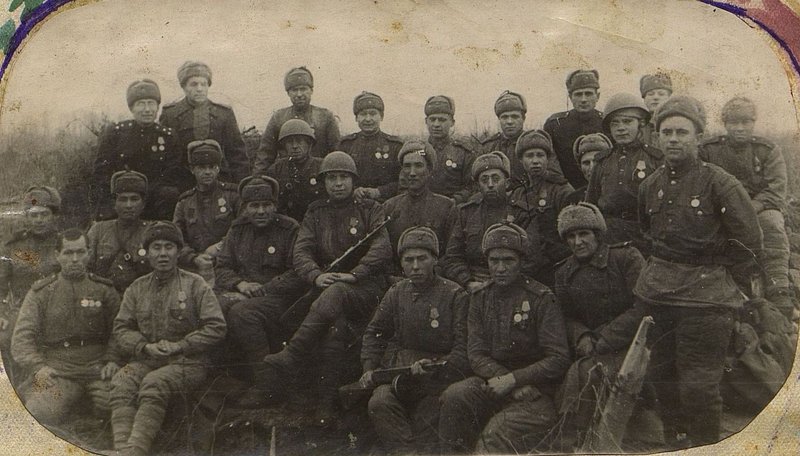Фотография: Грудь этих бойцов, сержантов и офицеров украшают медали, полученные за мужество и отвагу, проявленные ими в боях за Родину