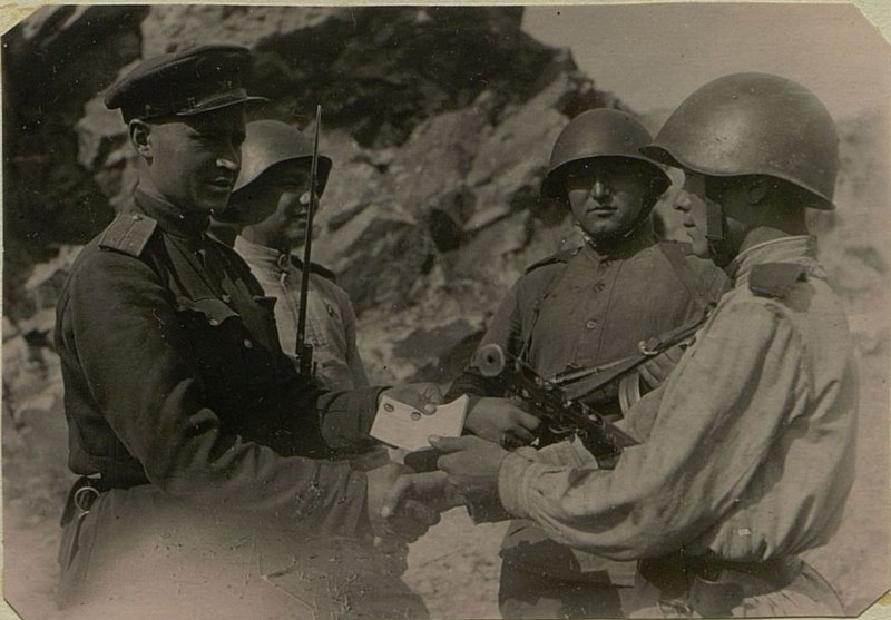 Фотография: Старший лейтенант Яцуков выдает комсомольский билет Красноармеецу Тетерину (363 стрелковая дивизия)