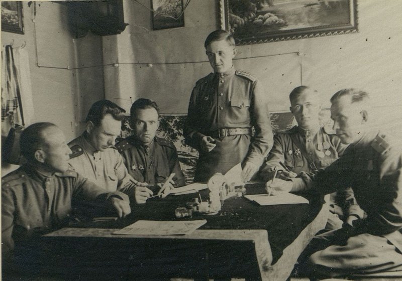 Фотография: Заместитель командира 1162 стрелкового Минского ордена Кутузова полка гвардии майор Мусихин проводит совещание с политработниками полка