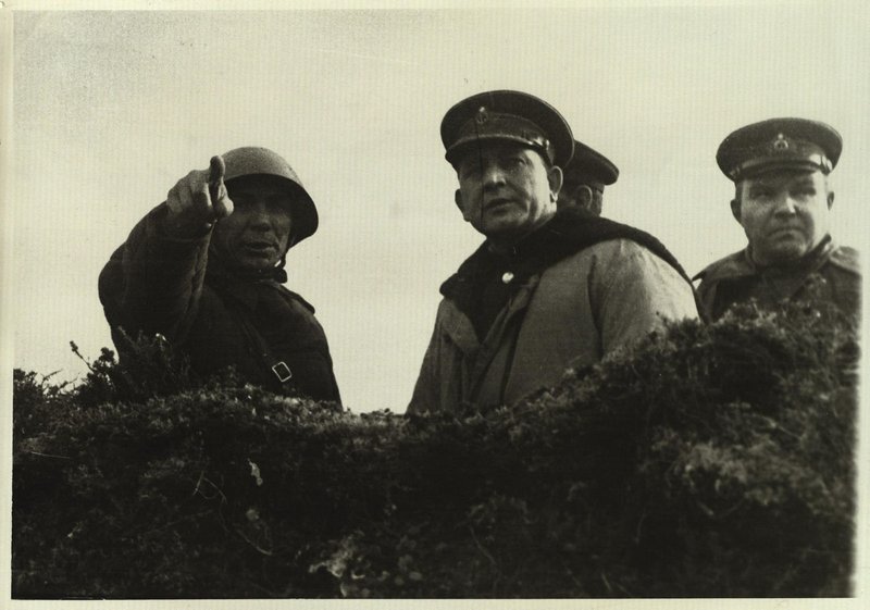 Член Военного Совета Северного флота контр-адмирал А.А. Николаев (второй слева) на позициях