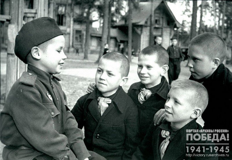 6-летний Толя Воронов, прошедший боевой путь с одной из гвардейских дивизий, знакомится со своими новыми товарищами в детском доме № 9