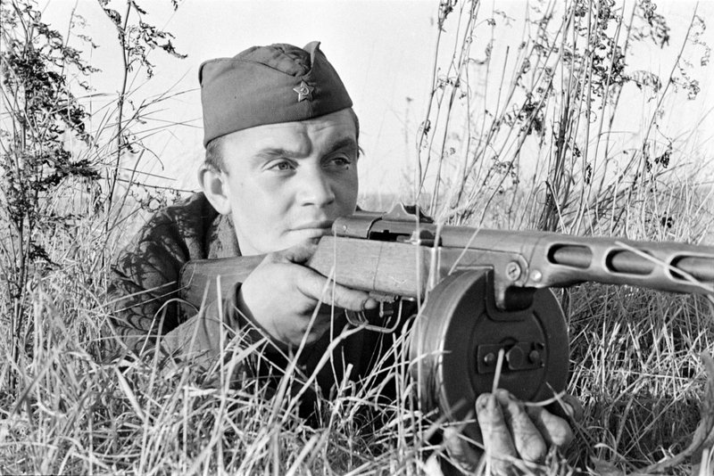 Автоматчик, сержант Г.К. Морозов на боевой позиции