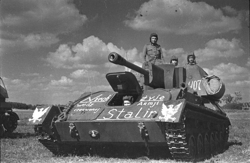 Надпись на броне боевой машины «Да здравствует вождь Красной Армии Сталин»