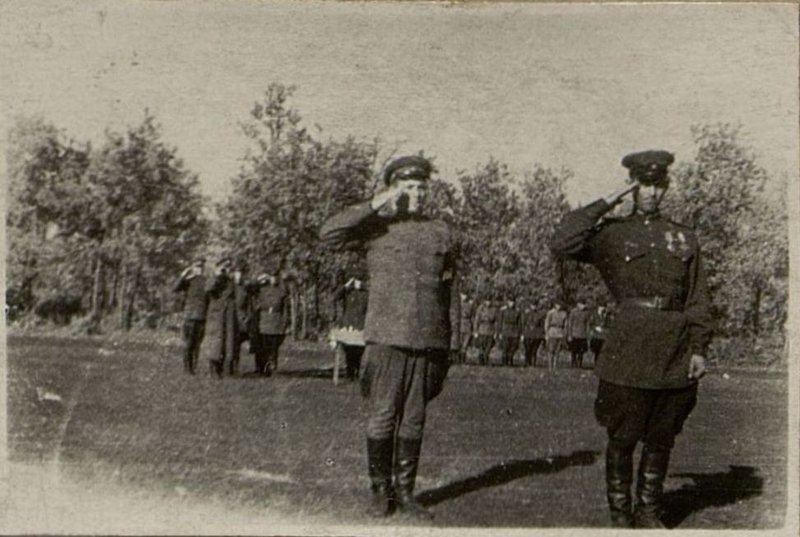 Фотография: Начальник политотдела 12 запасной стрелковой дивизии полковник товарищ Басов и герой Советского Союза сержант Каширин