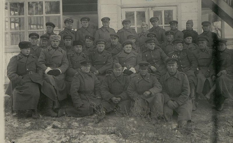 Фотография: Группа демобилизованных 1-го ддивизиона с командованием дивизиона