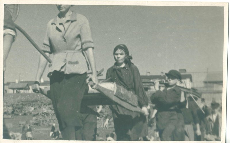 Pioneers at subbotnik. 1941-1945. Tatar Soviet Republic