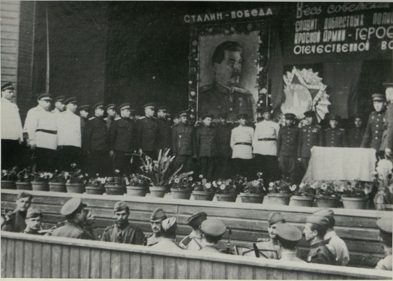 Фотография: Генерал-полковник товарищ Бюрюзов вручает ордена Советского Союза болгарским генералам и офицерам