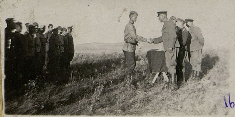 Фотография: Маршал Малиновский вручает высокую награду Герою Советского Союза красноармейцу Ф.М. Макитрук