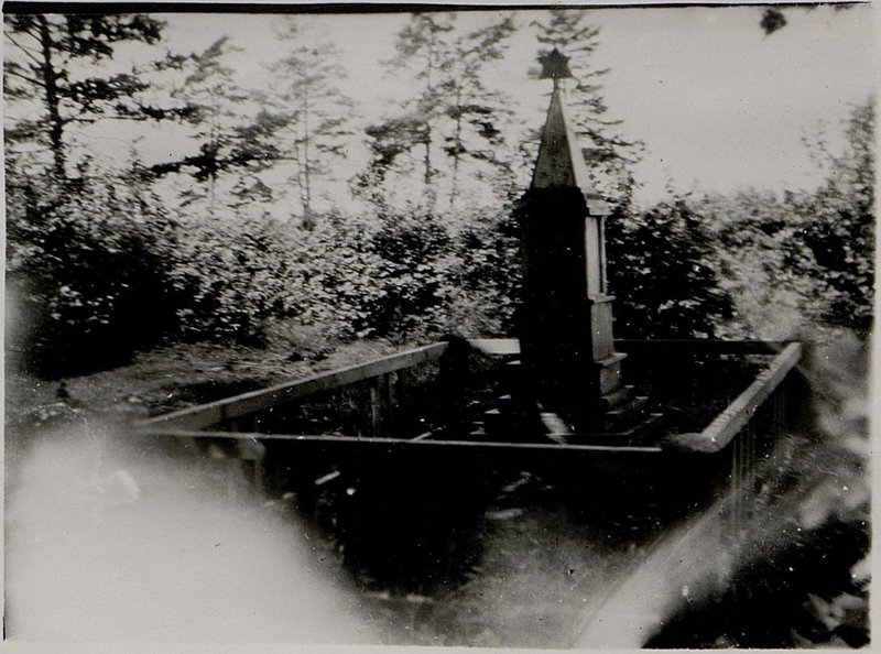 Фотография: Воинское захоронение старший лейтенанта Некрасова Николая Николаевича, м. Юративки