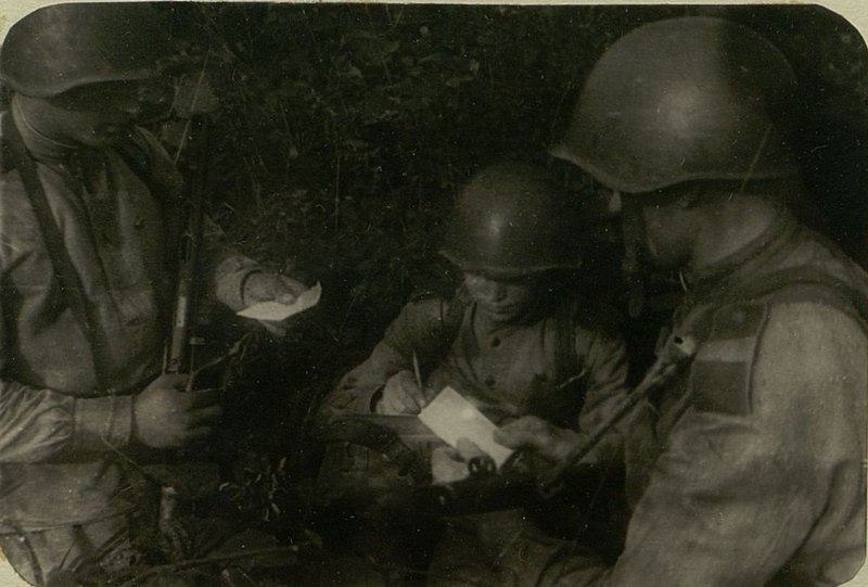 Фотография: перед боем, совещание группкомсоргов