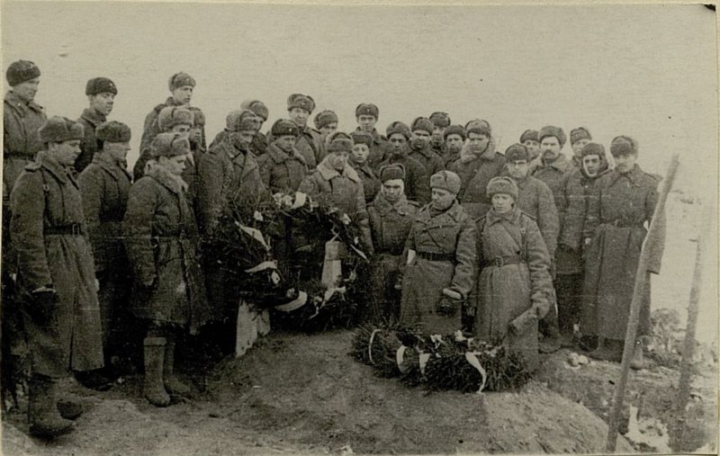 Фотография: Друзья и боевые товарищи пришли отдать последний долг погибшему смертью храбрых Майору Карвелистову
