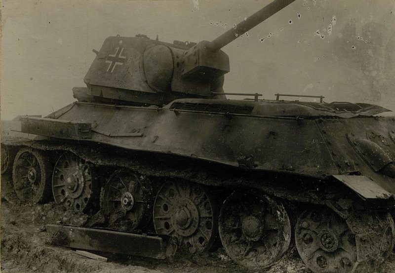Фотография: Средний танк, подбитый 16.7.43 г. в районе Лавровка огнем 3 батареи 155 пушечного артиллерийского полка (ПАП) 12 Артиллерийской Дивизии (АД) Резерва Главного Командования (с закрытой огневой позиции)