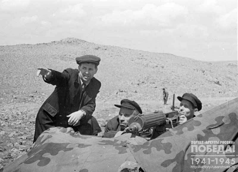 Commander of heavy machine guns company, honored artist of the RSFSR P. Mayatsky sets a task to the machine gun crew, mason M. Sahakian and loader B. Polibasyan