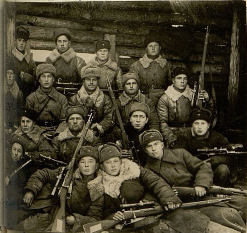Фотография: Комсомольцы в бою