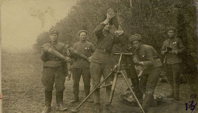 Фотография: В Карпатах. Минометчики 1-го стрелкового батальона 125 стрелкового полка ведут огонь по врагу
