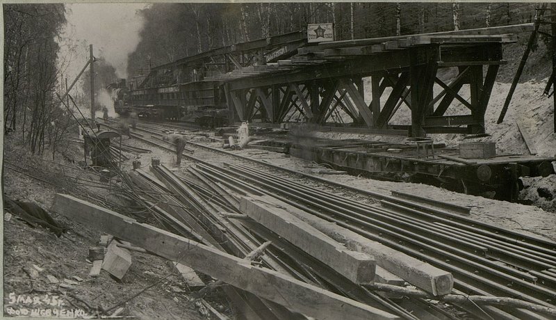 Фотография: Заправка консольного крана на мосту через реку Одер у Франкфурта