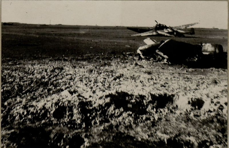 Фотография: Результаты бомбардировочно-штурмовых действий нашей авиации по аэродрому гросс Диршкайм