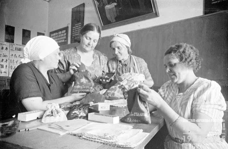 Housewives of the Zhdanovskiy District of Gorky prepare gifts for soldiers of the Red Army