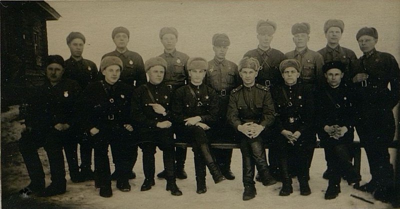 Фотография: Награжденные за действия в 41 армии. Награду вручал начальник штаба инжвойск К.Ф. полковник Винский