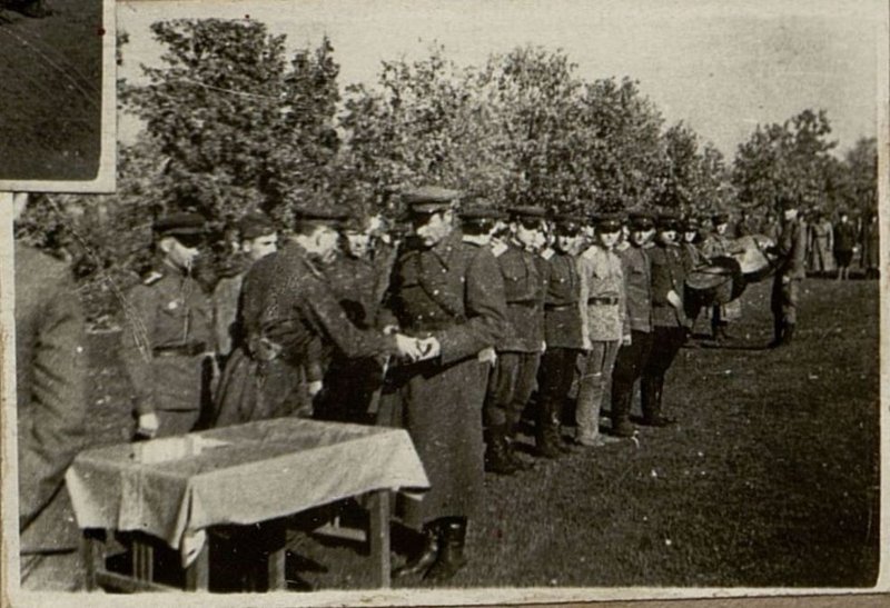 Фотография: Получает награду подполковник товарищ Вартанян