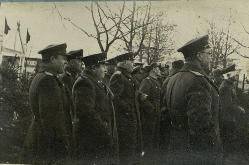 Фотография: Члены Военного Совета, генералы и офицеры следят за ходом боевой учебы и осматривают военную технику