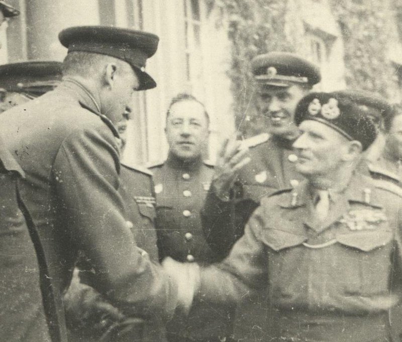 Встреча на Эльбе с союзниками. Маршал Советского Союза Рокоссовский К.К. жмет руку британскому Фельдмаршалу Монтгомери