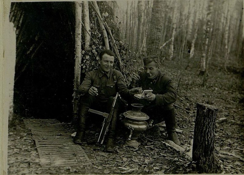 Фотография: район д. Чайниково Герой Совесткого Союза капитан Усов П.В. со старшим политруком Меркушевым в свободную минуту