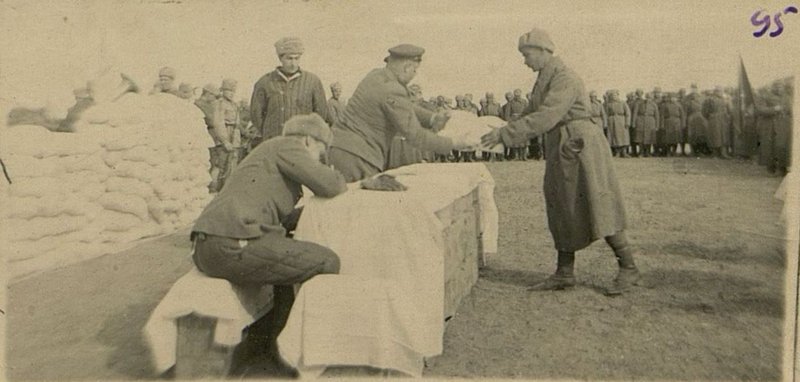 Фотография: Начальник политотдела дивизии гвардии полковник А.С. Кудряшов вручает подарки Военного Совета демобилизованным