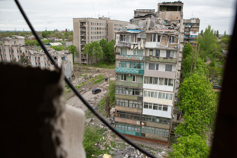 Последствия обстрела Стаханова в ЛНР. Жилой дом, разрушенный в результате обстрела со стороны ВСУ из реактивной системы залпового огня (РСЗО)
