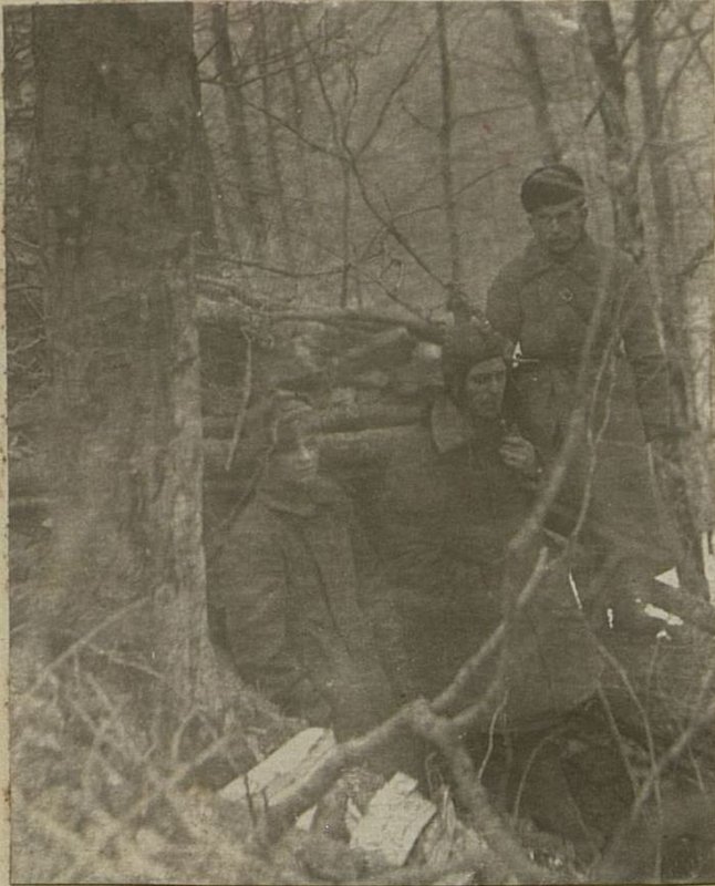Фотография: Командир полка подполковник Ахтырченко П.Г. у выхода из своего Командный пункт.