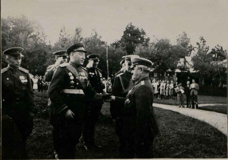 Фотография: Генерал-полковник товарищ Бюрюзов вручает ордена Советского Союза болгарским генералам и офицерам