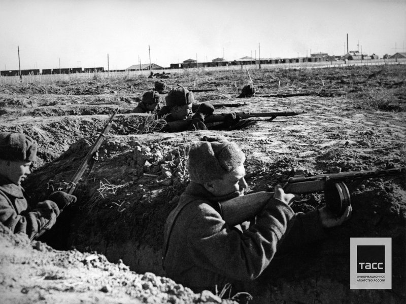 Soviet shooters in the trenches during the battle, 1942. Photo by Emmanuil Yevzerikhin/TASS