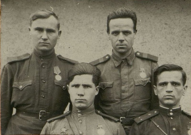 Фотография: Слева направо: Командир штабного взвода лейтенант Лукашев, начальник радиостанции Р.С.Б. лейтенант Немченко, Начальник. телефонной станции Старший Сержант  Максименко, старший радист Старший Сержант  Березин - ветераны нашей дивизии, участники отечественной войны с первых дней формирования дивизии