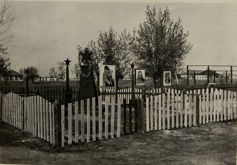 Фотография: Памятники погибшим воинам Советской Армии за освобождение г. Ветка, 1943 г., г. Ветка, Красная площадь