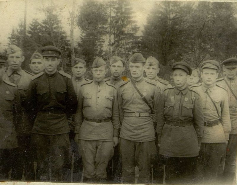 Фотография: Начальник штаба майор Бесаев с группой старшин слева направо: старшина Михалев, майор Бесаев, сержант Садовников, старшины: Саплис, Бурундуков, Остриков, Лукманов, Старший Сержант  Корсунь, старшина Алейников и старшина Куцев