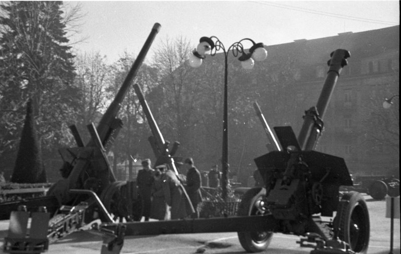«Выставка советского оружия.»