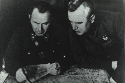 Командующий 1-й ударной армией генерал-лейтенант В.И. Кузнецов и член Военного совета, бригадный комиссар Д.Е. Колесников следят по карте за наступлением войск в районе Давыдково Московской области