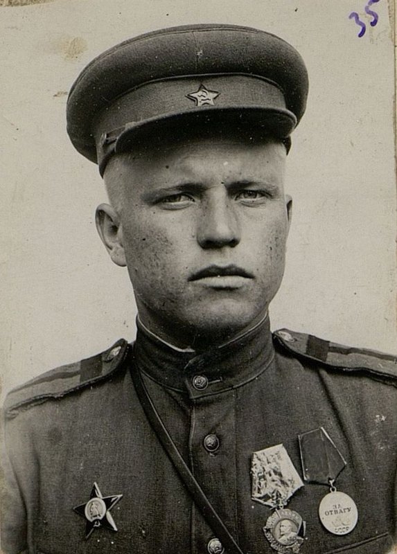 Фотография: Кавалер орденов Ленина и Красная Звезда старшина Николай Шулаев отличившийся в боях за гор. Зволен