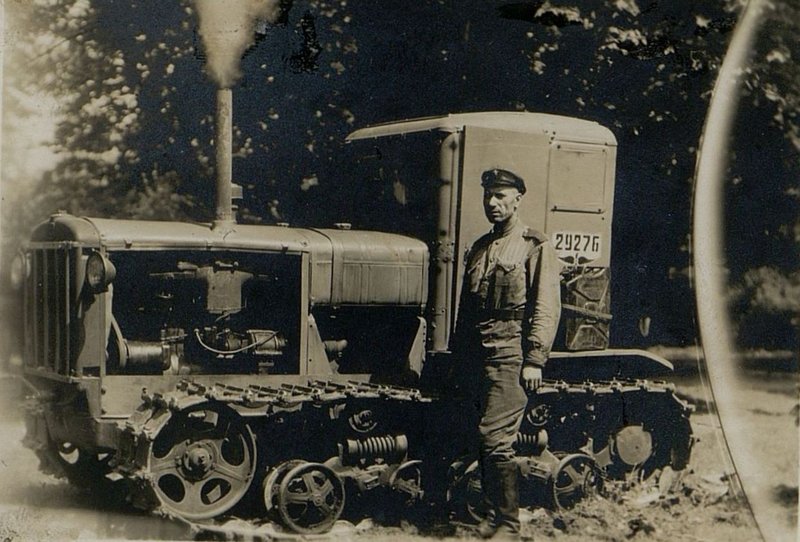 Фотография: Тракторист ефрейтор Близнюк на своем тракторе прошел тяжелый путь отступления из г. Винницы в район Тамбова и обратно, выполняя боевые задания, привел его в логово фашистского зверя в полной технической исправности