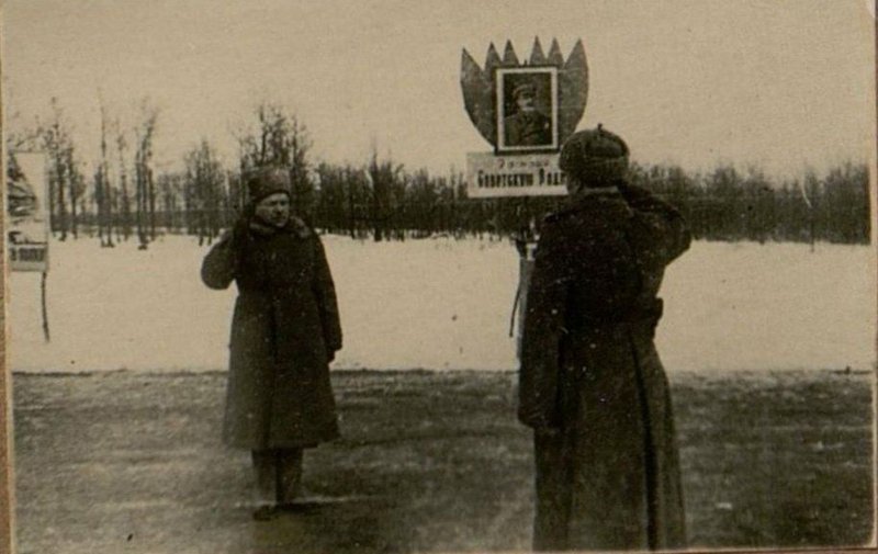 Фотография: Вручение Красного Знамени части Командующим Южно - Уральским военным округом Генерал-полковником товарищем Рейтер