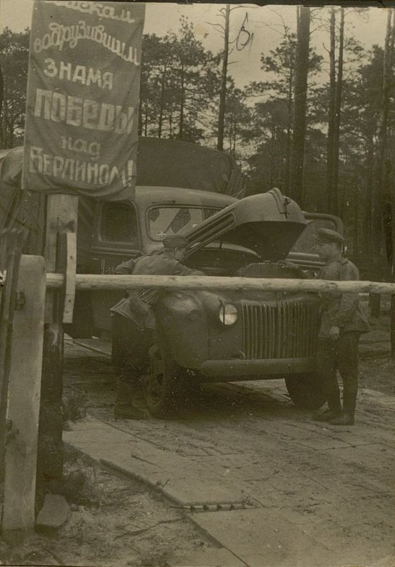 Фотография: Проверка машин на контрольно-пропускной пункте (КПП)