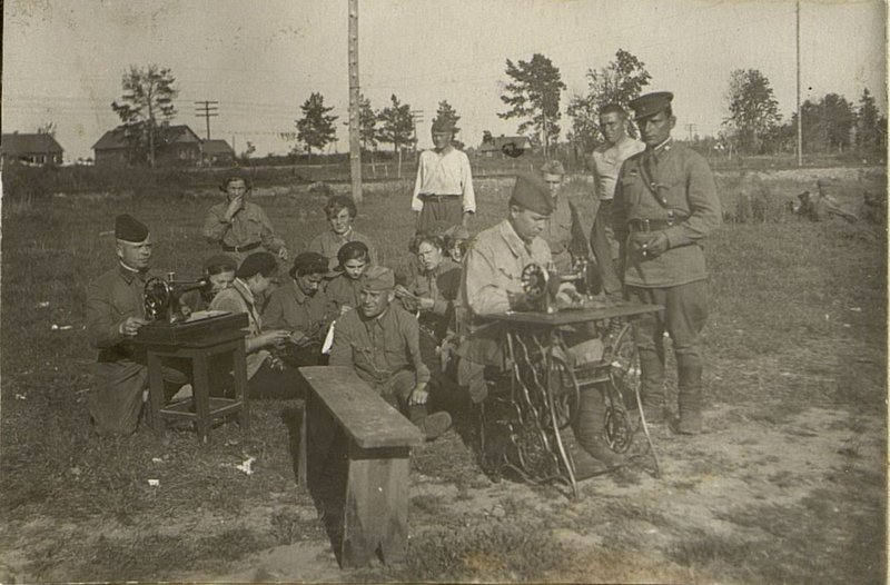 Фотография: Ремонт красноармейской обуви и обмундирования