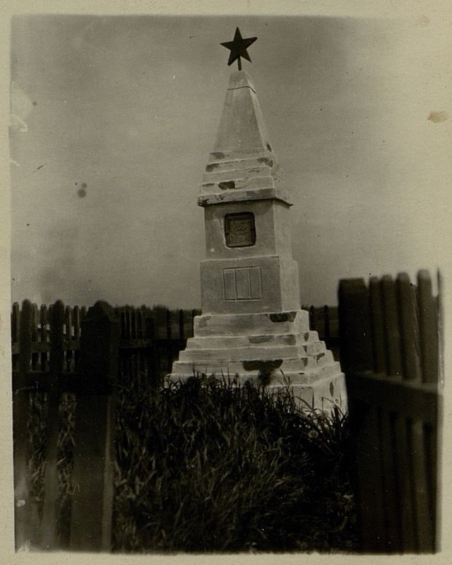 Фотография: Воинское захоронение политрука Труханова Н.Н., м. Илья., центральная площадь