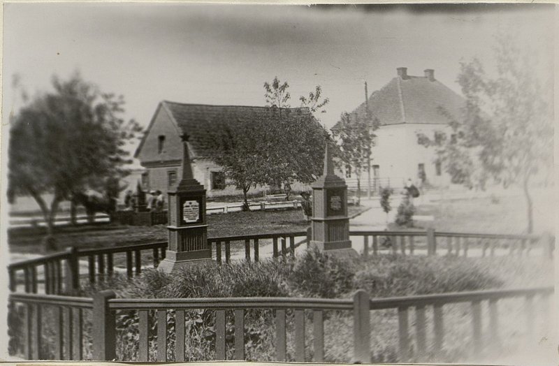 Image: War burial, Postavy, Freedom Square