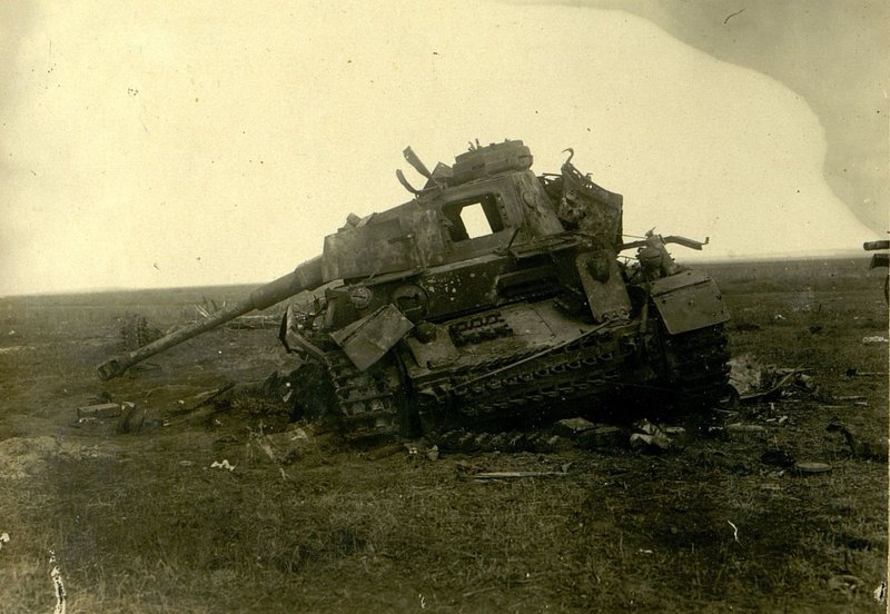 Фотография: Немецкий тяжелый танк "Тигр", разбитый 6.7.43 г. на северной окраине Широкое Болото прямыми попаданиями 122 мм снарядов в правый борт и гусеницу. Огонь вела прямой наводкой 5-ая батарея 293 ГАП 5 АД РГК